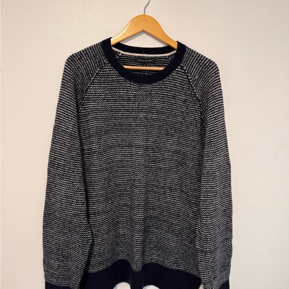 NWT Men’s Banana Republic Navy and White Knit Sweater